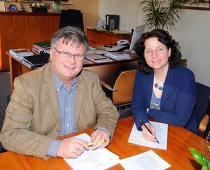 Die Landtagsabgeordnete Ruth Müller und Bürgermeister Franz Göbl werten die Antwort des Kultusministeriums aus